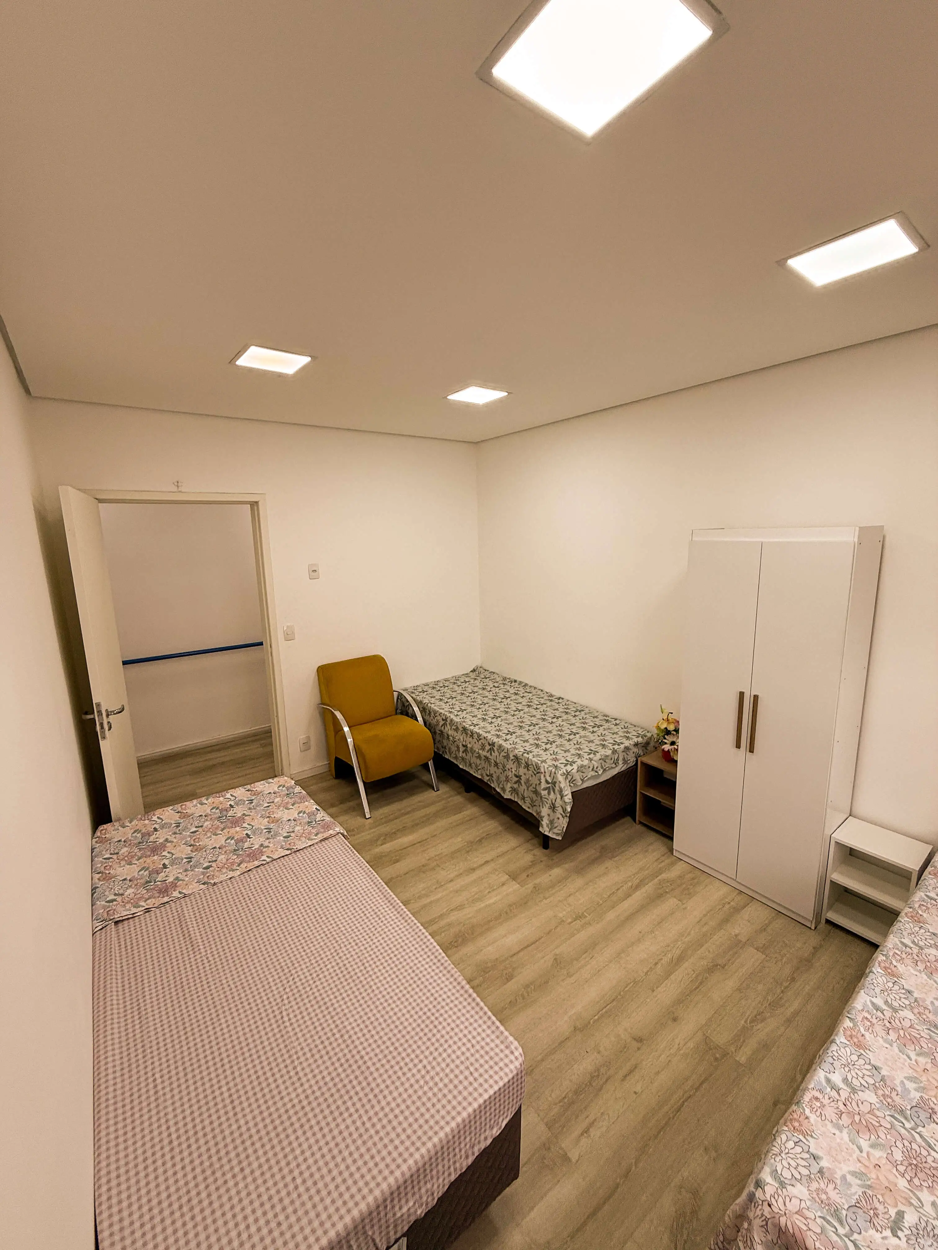 Quarto individual confortável